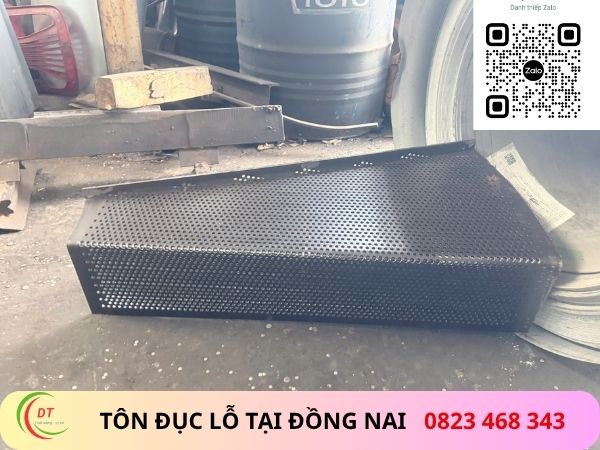 tôn đục lỗ làm mâm cầu thang